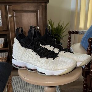 Nike men’s 11 Stylish Black and White Basketball Shoes Sneakers